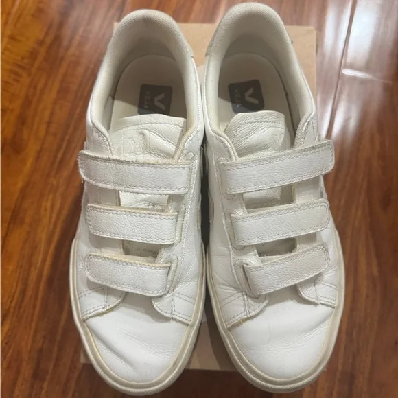 Veja Sneakers - Picture 4 of 7